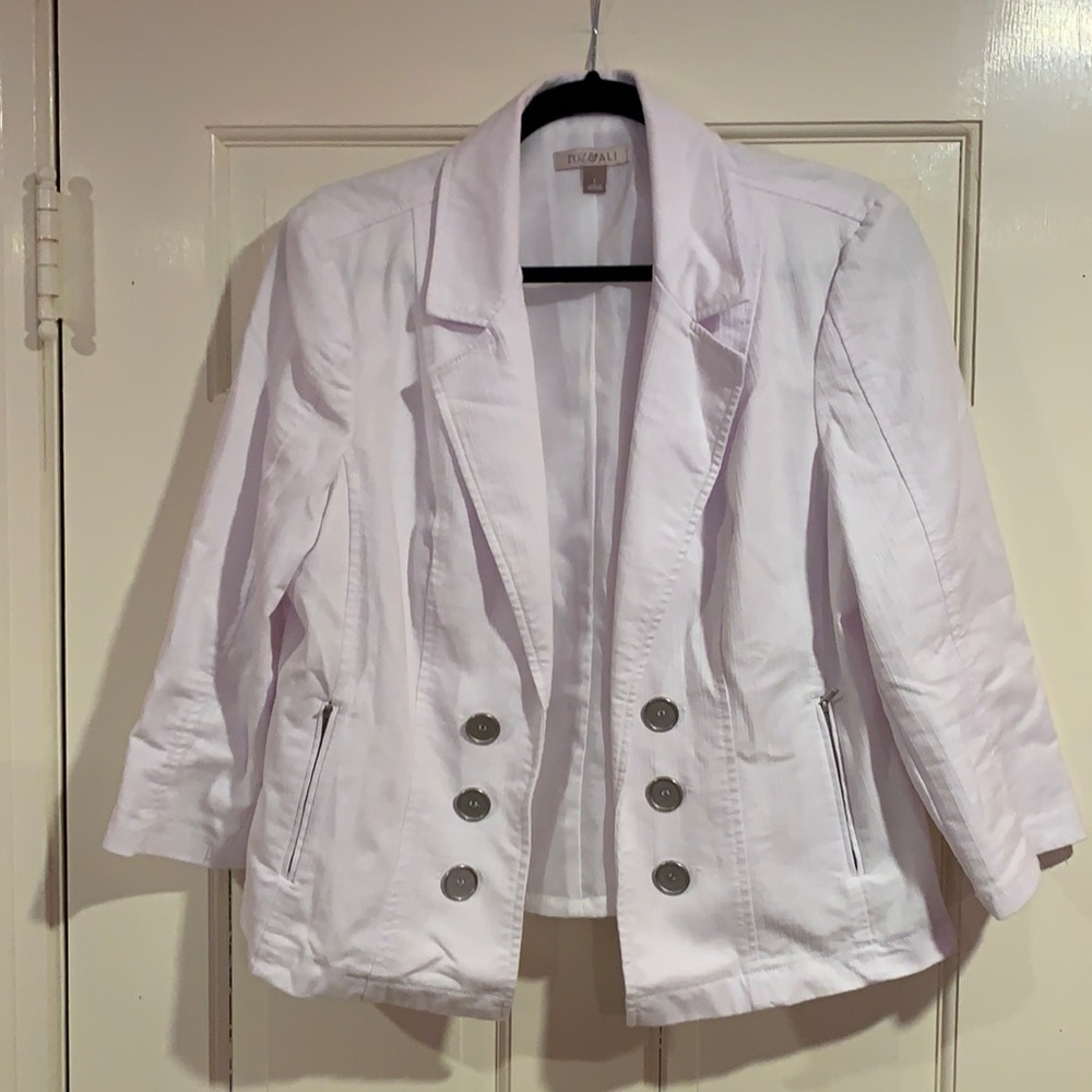Ladies white zipper pocket jacket